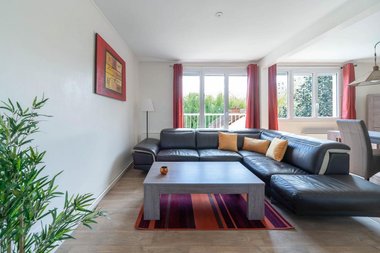 Le Raymond: Centrally Located Apartment with Parking Vichy Exterior photo
