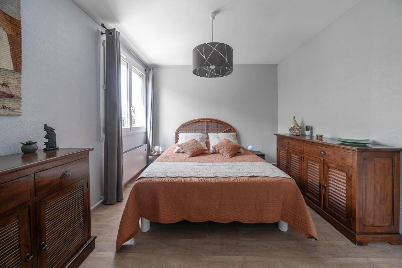 Le Raymond: Centrally Located Apartment with Parking Vichy Exterior photo