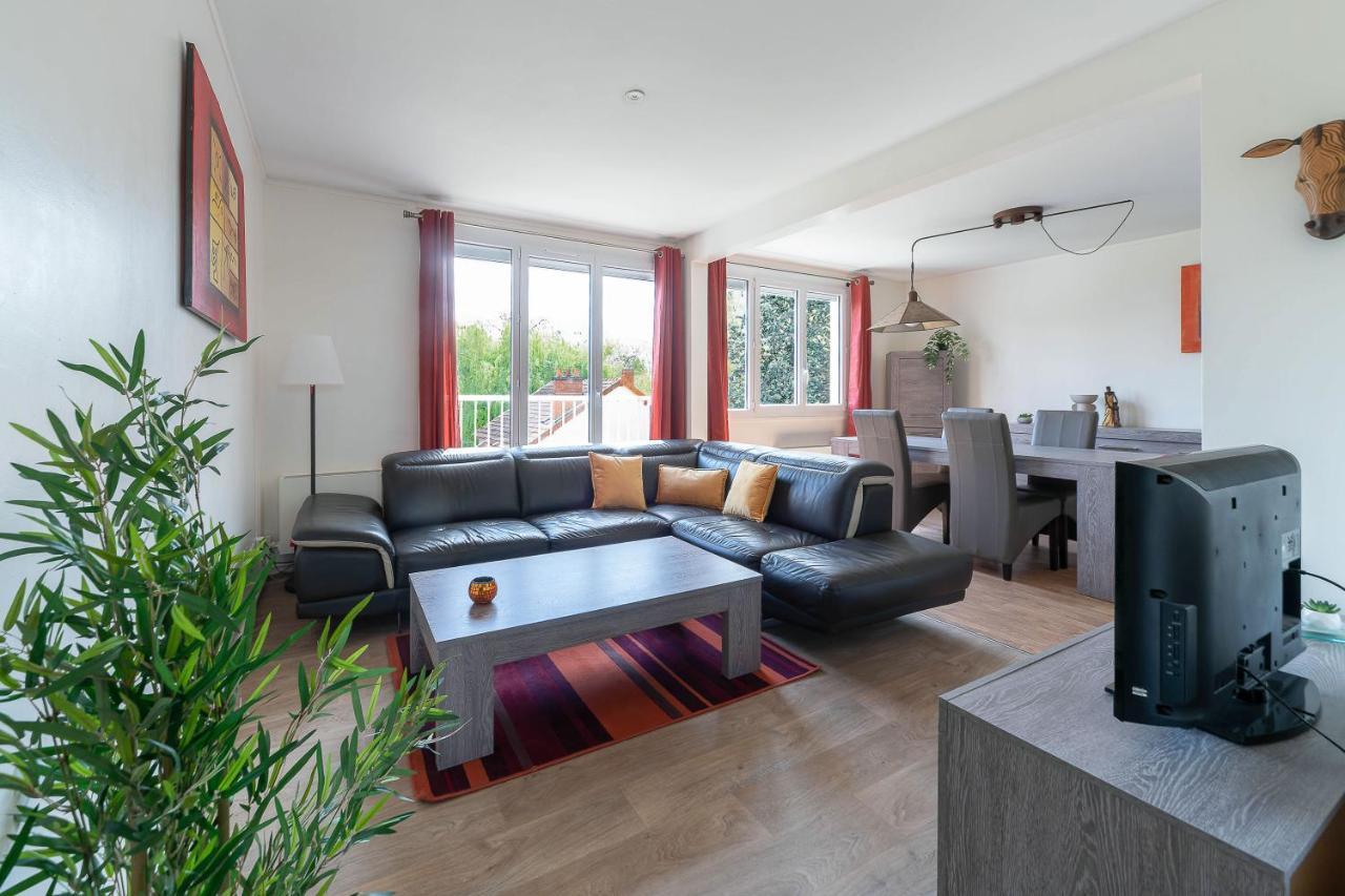 Le Raymond: Centrally Located Apartment with Parking Vichy Exterior photo