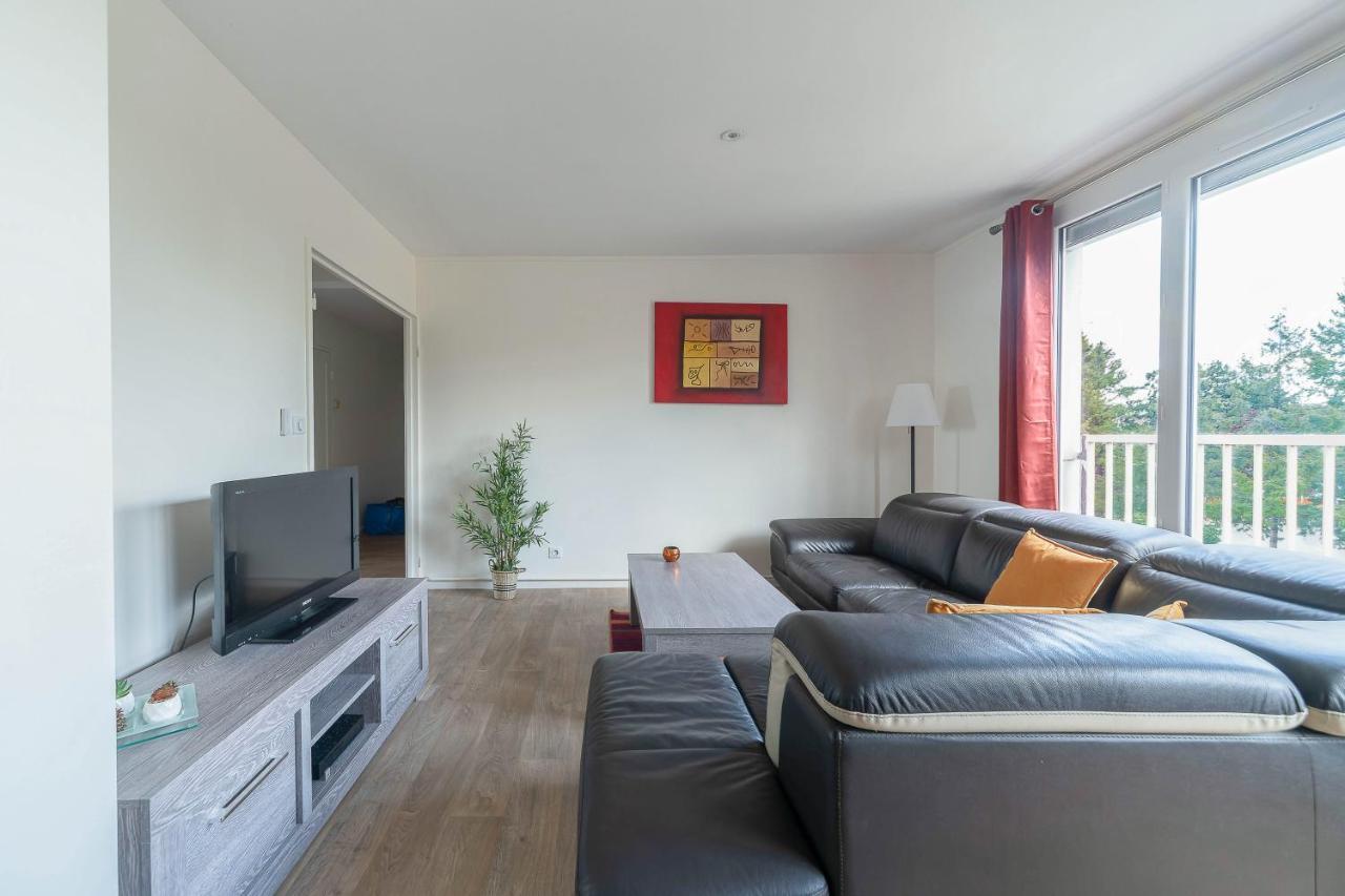 Le Raymond: Centrally Located Apartment with Parking Vichy Exterior photo