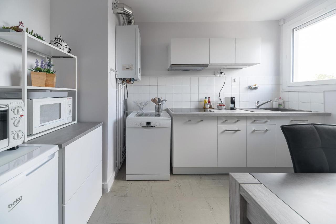 Le Raymond: Centrally Located Apartment with Parking Vichy Exterior photo