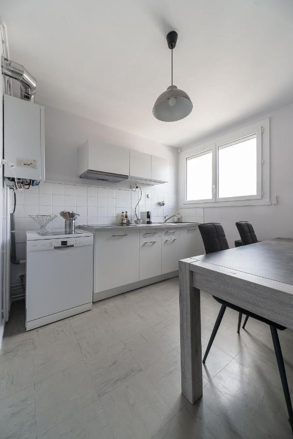 Le Raymond: Centrally Located Apartment with Parking Vichy Exterior photo