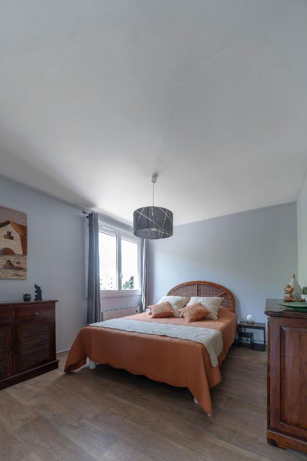 Le Raymond: Centrally Located Apartment with Parking Vichy Exterior photo