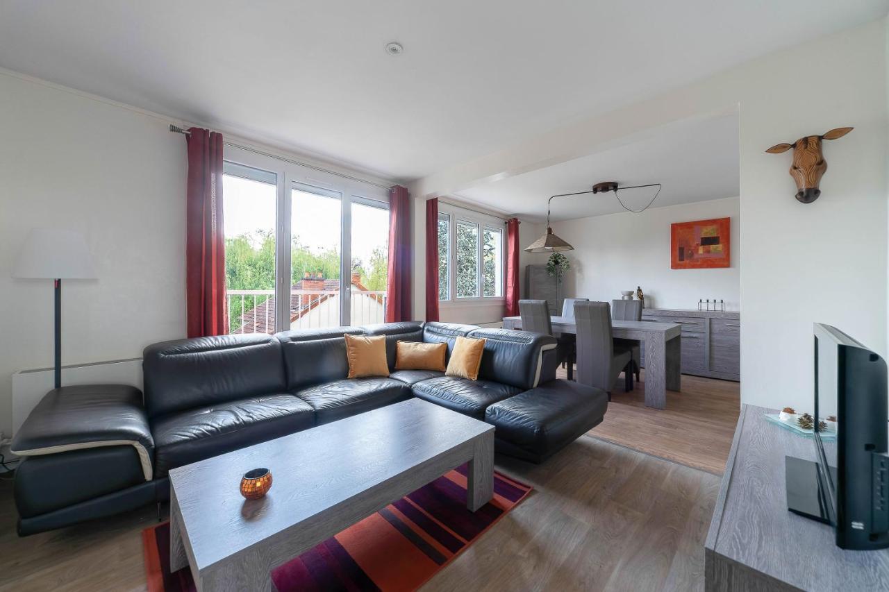 Le Raymond: Centrally Located Apartment with Parking Vichy Exterior photo