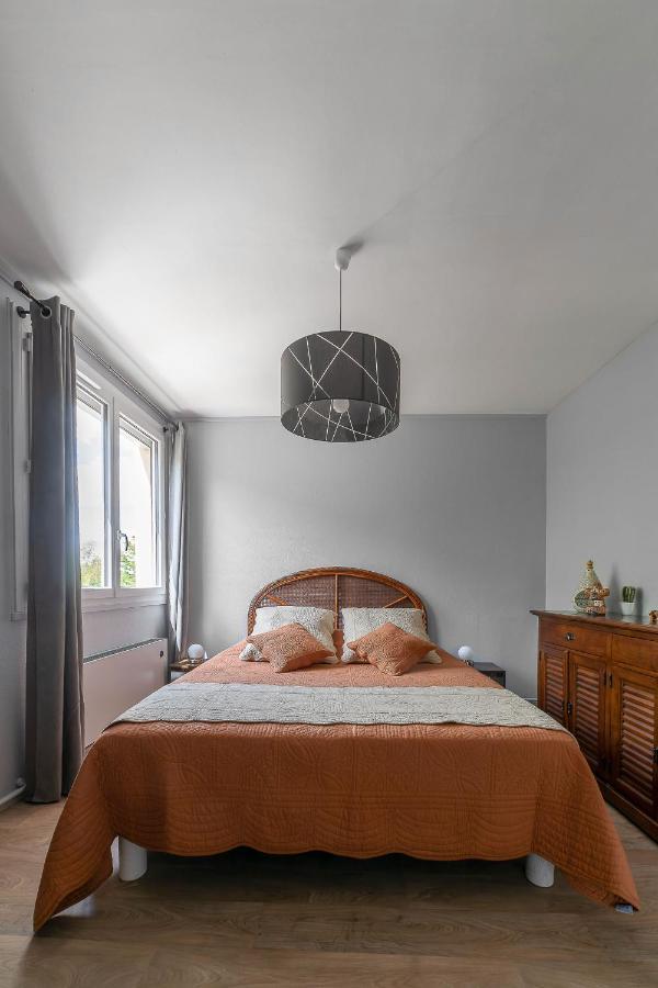 Le Raymond: Centrally Located Apartment with Parking Vichy Exterior photo